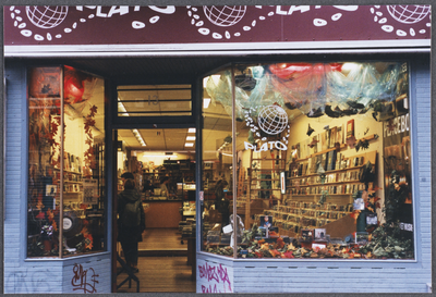 606438 Gezicht op de etalage van muziekwinkel Plato (Steenweg 13) te Utrecht.